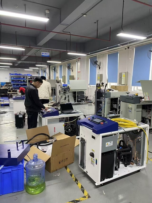Neueste Unternehmensnachrichten über Shenzhen Hanwei Laser: Techniker produzieren Maschinen nach professionellen Standards